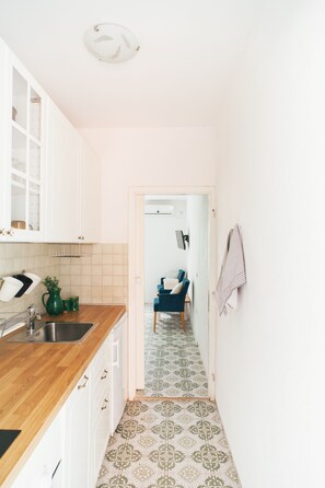 Een oven, een kookplaat, een vaatwasser