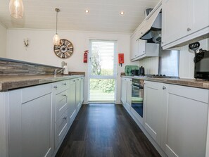 Fridge, dishwasher, electric kettle, toaster - 32 Sanctuary Lodge (Pwllheli)