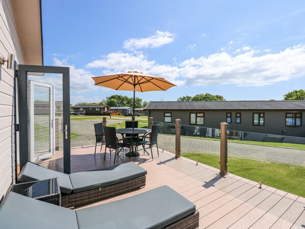 Outdoor dining - 32 Sanctuary Lodge (Pwllheli)