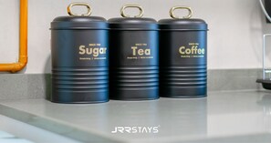 مجففات شعر، مناشف، صابون، ورق حمّام