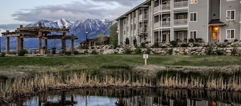 Stunning, sought after David Walley's Amazing Resort in the beautiful mountains!