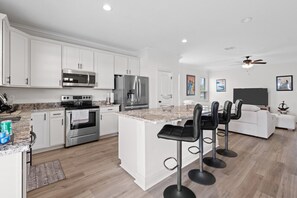 Jääkaappi, mikroaaltouuni, uuni, liesi