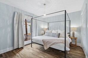 Room - New listing SALE! Modern Beach Bungalow - walk to beach, yard, games!  (Panama City)