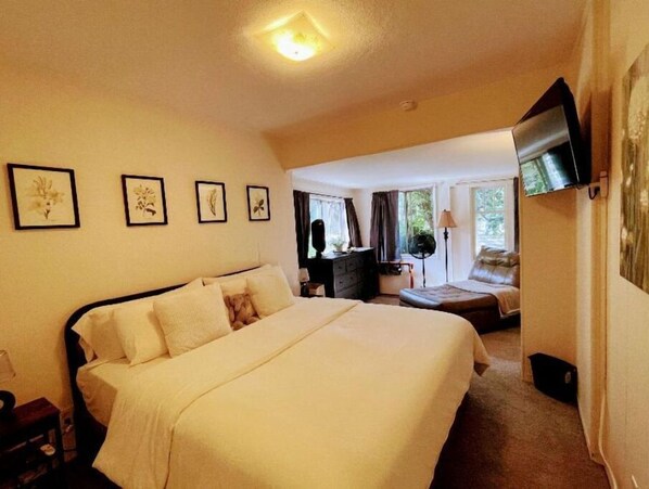 2 sovrum, skrivbord, strykjärn/strykbräda och resesäng