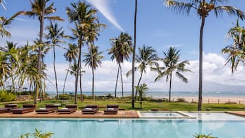 Piscina interna, funciona das 7h às 17h, guarda-sóis, espreguiçadeiras