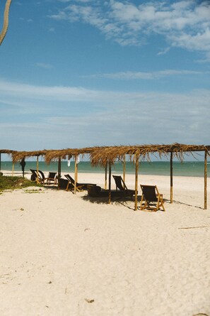 Private beach, white sand, sun-loungers, beach umbrellas - Mahré Hotel & Spa (São Miguel dos Milagres)