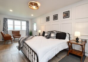 4 chambres, bureau, fer et planche à repasser, lit de bébé portatif