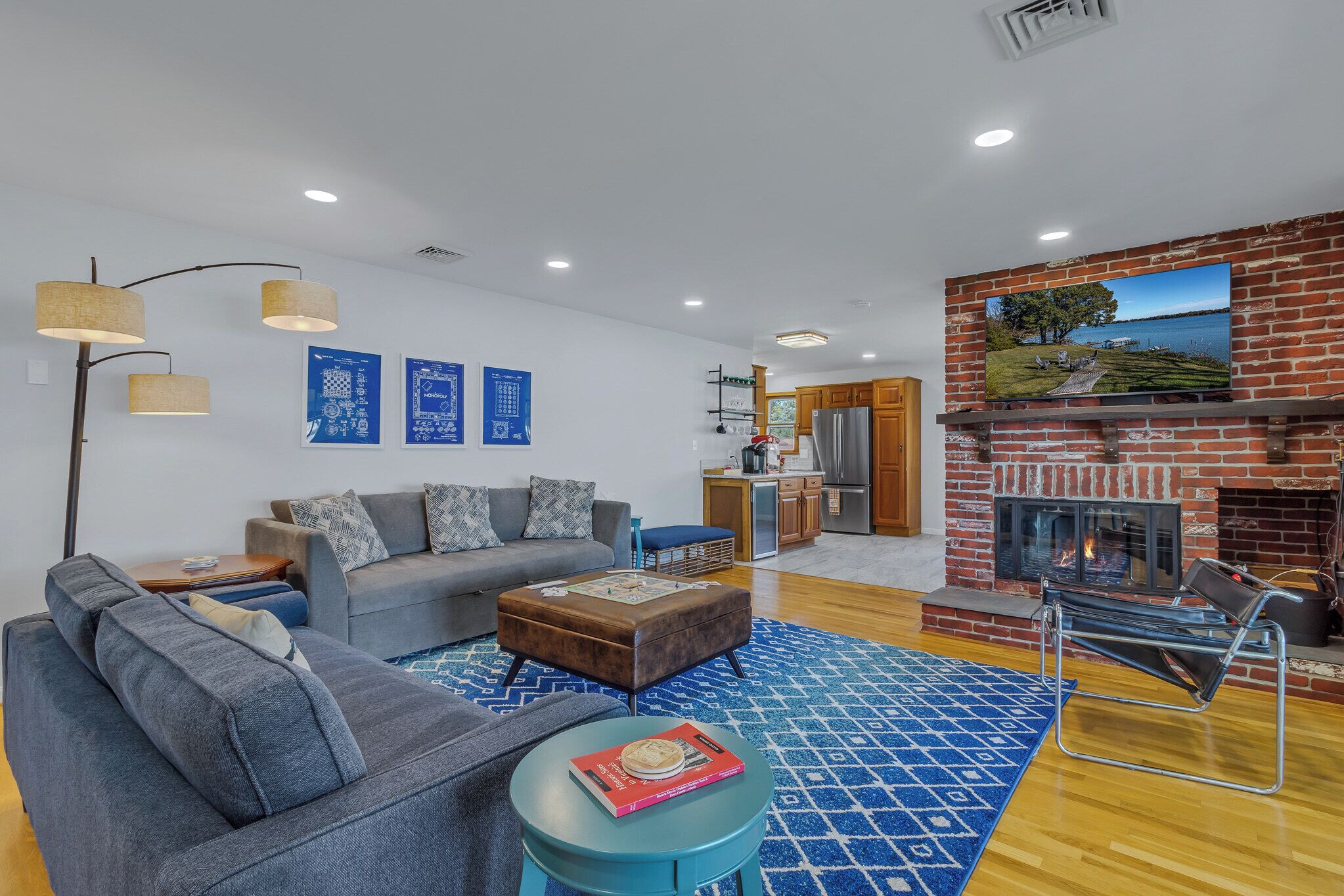 Een smart-tv, een open haard, tafelvoetbal en een tafeltennistafel