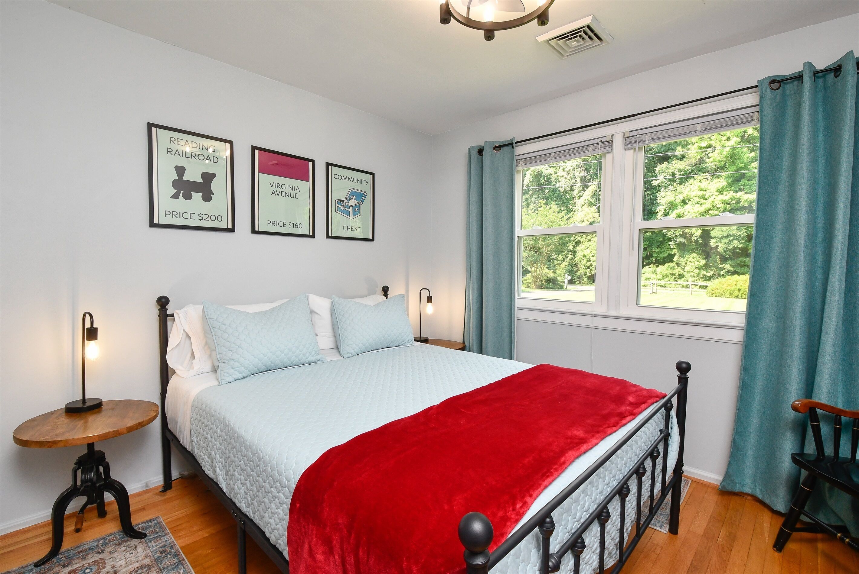 4 dormitorios, escritorio, tabla de planchar con plancha y cuna de viaje