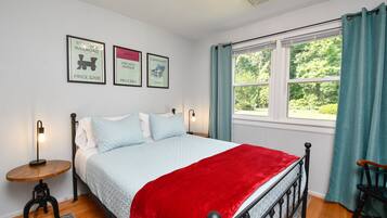 4 dormitorios, escritorio, tabla de planchar con plancha y cuna de viaje