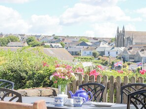 Outdoor dining - Crab Pot Cottage (Helston)