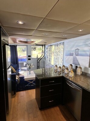 Interior - HOUSEBOAT on lake Wylie, Beautiful View and Fun. (Charlotte)