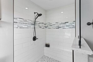 Douche, séchoir à cheveux, serviettes fournies, savon