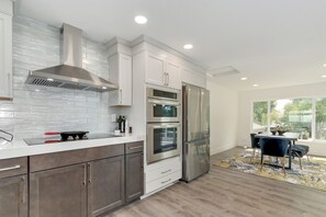 Refrigerador, microondas, horno y parrilla de estufa 