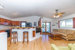Living area - Keys Paradise 3/3 Waterfront, Jacuzzi, Kayaks+More

 (Key Largo)