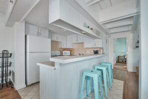 Køleskab, mikrobølgeovn, ovn, kogeplade