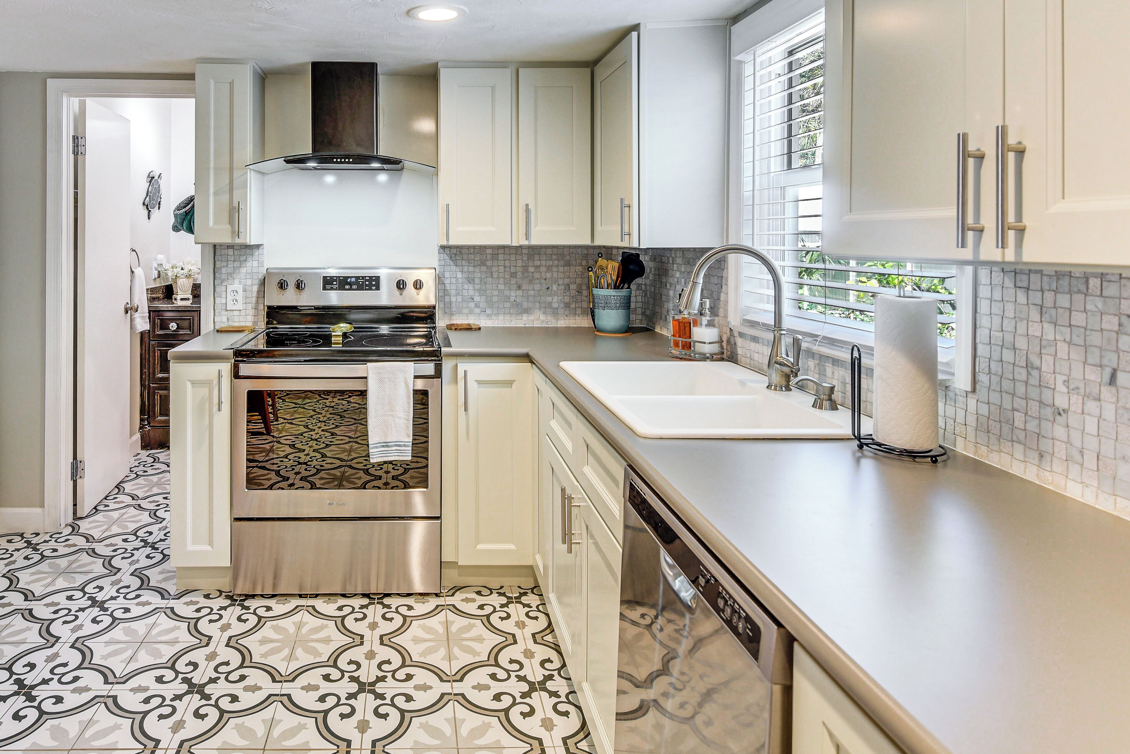 Coffee/tea maker, fridge, microwave, stovetop