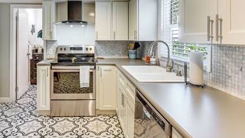 Coffee/tea maker, fridge, microwave, stovetop