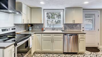 Fridge, microwave, stovetop, dishwasher