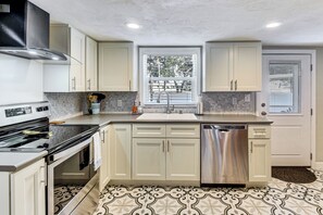 Fridge, microwave, stovetop, dishwasher - Dog-Friendly Daytona Beach Cottage w/ Patio! (Daytona Beach)