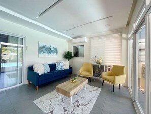 Smart TV, mesa de pingue-pongue, livros, aparelho de som