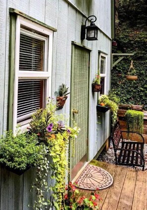 Exterior detail - Hot Breakfast in forest mountain cabin (Otto)