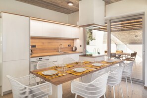 Frigorífico, horno, placa de cocina y lavavajillas