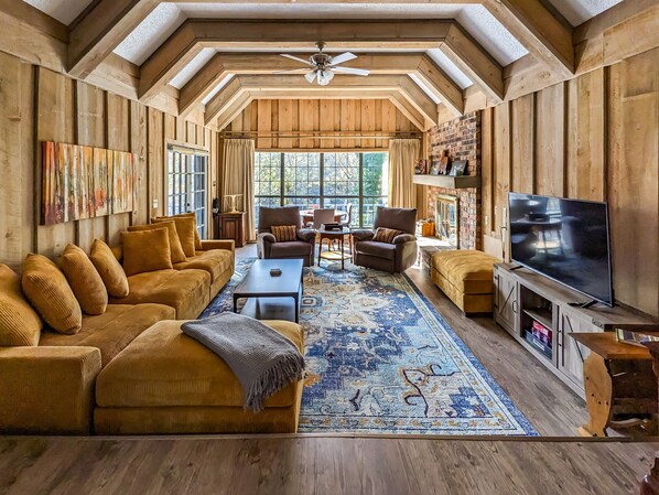 Een televisie, een open haard en een dvd-speler