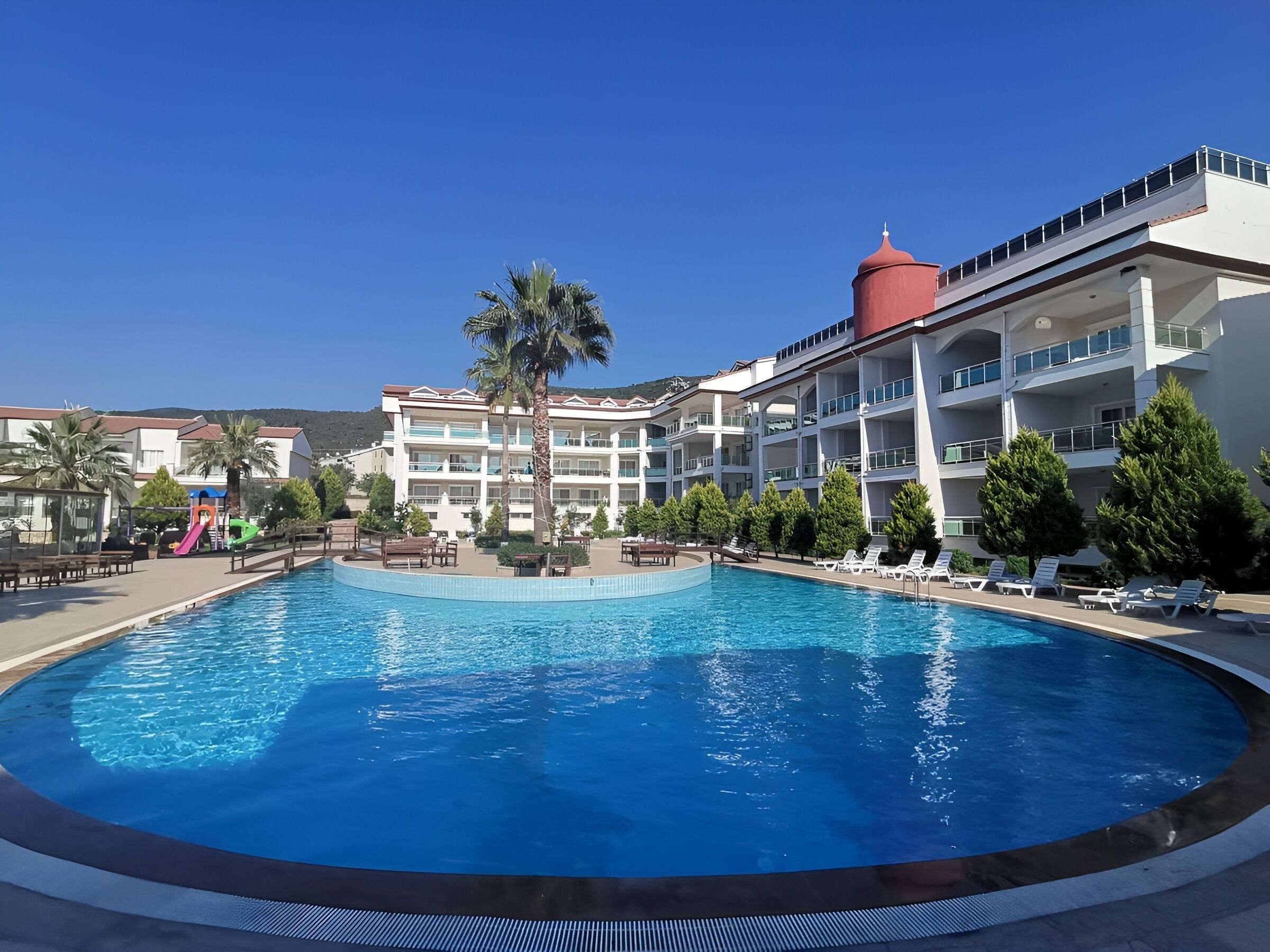Otel olanakları sunan acık ve kapalı havuz\nmöbleli
