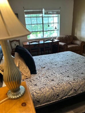 1 habitación, tabla de planchar con plancha y ropa de cama