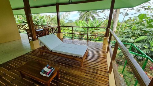 Nature Retreat: Tranquil 2BR Villa, Pet-Friendly, 15 Mins from La Fortuna!