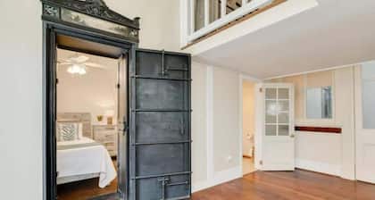 Historic Strand Lofts #204 - Near Cruise Terminal