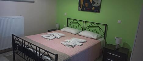 1 habitación, tabla de planchar con plancha, wifi y ropa de cama