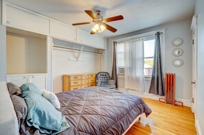 4 bedrooms, iron/ironing board, WiFi, bed sheets