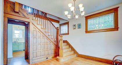 Historic Mountain Retreat: Breathtaking views, pet friendly, trampoline/playroom