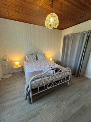 3 bedrooms, iron/ironing board, travel cot, free WiFi - Le Clos gîte, a pleasant place to live just 3 minutes from the heart of Saint-Émilion. (Saint-Sulpice-de-Faleyrens)