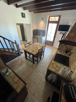 Microwave, oven, stovetop, dishwasher - Le Clos gîte, a pleasant place to live just 3 minutes from the heart of Saint-Émilion. (Saint-Sulpice-de-Faleyrens)