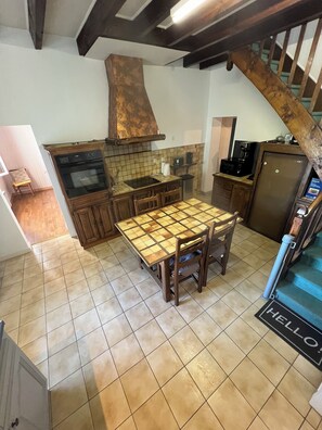 Dining - Le Clos gîte, a pleasant place to live just 3 minutes from the heart of Saint-Émilion. (Saint-Sulpice-de-Faleyrens)