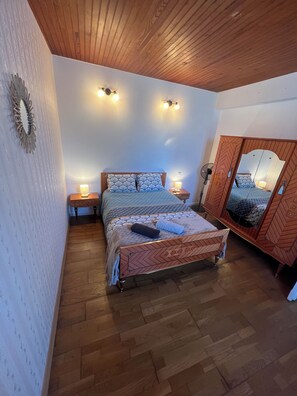 3 habitaciones, tabla de planchar con plancha y cuna de viaje 