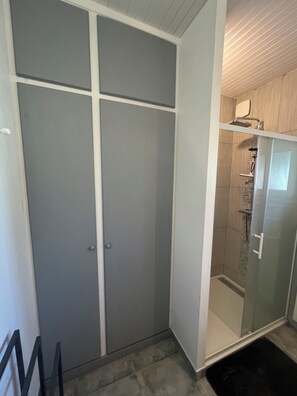 Shower, hair dryer, toilet paper - Le Clos gîte, a pleasant place to live just 3 minutes from the heart of Saint-Émilion. (Saint-Sulpice-de-Faleyrens)
