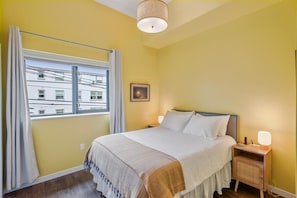 2 bedrooms, desk, iron/ironing board, travel crib - Bright & Bold 2BR/2BA w/ Vaulted Ceilings + Laundry (Portland)