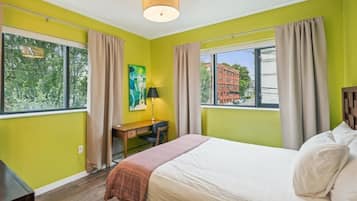 2 Schlafzimmer, Schreibtisch, Bügeleisen/Bügelbrett, Reisekinderbett