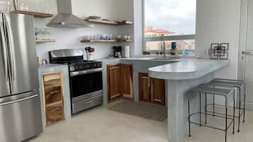 Fridge, oven, stovetop, coffee/tea maker