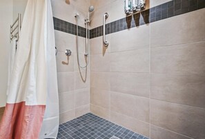Douche, sèche-cheveux, serviettes fournies