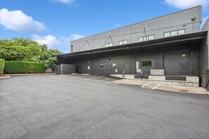 Exterior - Colorful 2BR/2BA w/ King Bed, Local Art + Secure Parking (Portland)
