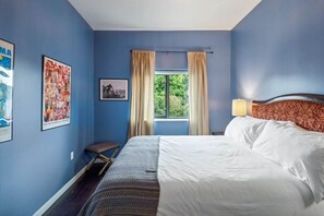 2 chambres, bureau, fer et planche à repasser, lit parapluie