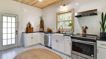 Geladeira, micro-ondas, cooktop, lava-louças