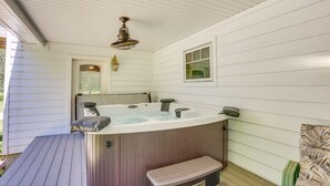 A hot tub with a bench, a ceiling fan, and a window. - Spacious & Secluded Shook Home w/ Private Hot Tub! (Shook)