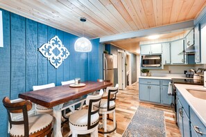 Fridge, microwave, stovetop, coffee/tea maker - Kingston Cabin Rental: Walk to Lake Texoma Beaches (Kingston)