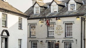 Ein Gebäude mit einem Schild, auf dem 
